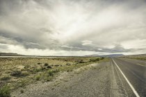 Strada vuota nel paesaggio remoto, Cody, Wyoming, Stati Uniti d'America — Foto stock
