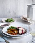 Teller mit Kirschfilet auf dem Tisch — Stockfoto