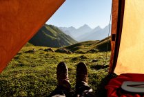 Ponto de vista, pés de homem deitados na tenda, Cáucaso, Svaneti, Geórgia — Fotografia de Stock