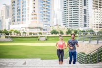 Courir en couple, monter l'escalier du parc, Dubaï, Émirats arabes unis — Photo de stock