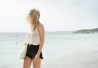 Frau am Meer wegschauen, Menorca, Spanien — Stockfoto