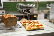 Cafétheke mit Kuchen und offenen Sandwiches — Stockfoto