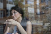 Geschäftsfrau trifft sich in Kaffeebar — Stockfoto
