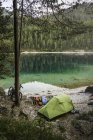Палатка на воде, Лермоос, Тироль, Австрия — стоковое фото