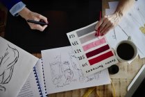 Ansicht von Frauenhänden, die Modedesign auf einem computergestützten Skizzenblock skizzieren — Stockfoto