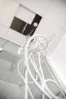 Vue à angle bas du réseau et des câbles d'alimentation suspendus au nouveau plafond du bureau — Photo de stock