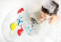 Хлопчик грає з іграшками у ванній, підвищений вид — стокове фото