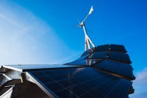 Niedriger Winkel Ansicht der Solarenergie-Panel-Struktur und blauem Himmel, malmö, schweden — Stockfoto
