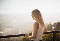 Femme sur balcon avec vue sur Malaga, Espagne — Photo de stock