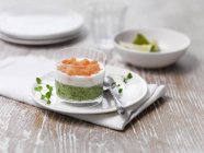 Ervilha e wasabi salmão starter com colher no prato — Fotografia de Stock