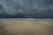 Nuvens de tempestade sobre a praia e mar do Norte, Nes, Frísia, Países Baixos — Fotografia de Stock