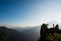 Silhouette de l'homme lointain au sommet de la montagne, Passo Maniva, Italie — Photo de stock
