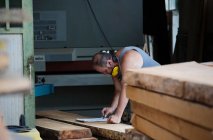 Carpenter working in workshop — Stock Photo