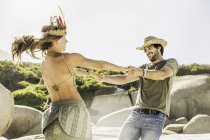 Mittleres erwachsenes paar tanzen am strand, kapstadt, südafrika — Stockfoto