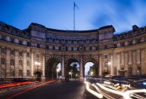 Traffic light trails at Admiralty Arch at dusk, London, UK — Stock Photo
