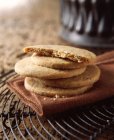 Empilement de biscuits sablés aux graines de pavot, gros plan — Photo de stock