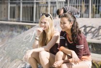Zwei Skateboarderinnen sitzen im Skatepark — Stockfoto