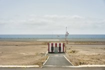Cabaña a rayas del aeropuerto costero, Lanzarote, España - foto de stock