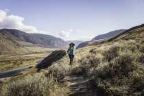 Woman hiking, Trans Canada Highway, near Kamloops, Boston Flats, British Columbia, Canadá — Fotografia de Stock