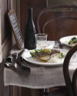 Голубой глаз треска с маслом карри на столе в ресторане — стоковое фото