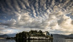 Nubes sobre el Lago Mayor, Piamonte, Lombardía, Italia - foto de stock