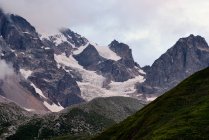 Montañas nevadas, Cáucaso, Svaneti, Georgia - foto de stock