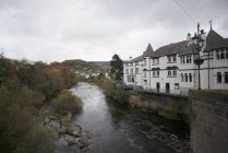 Vista del río Dee y casa tradicional, Llangollen, Gales del Norte - foto de stock
