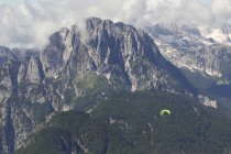 Lone paraglider paragliding in Julian Alps, Bovec, Slovakia — Stock Photo
