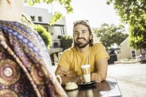Sobre a vista do ombro do jovem casal no café da calçada, Franschhoek, África do Sul — Fotografia de Stock