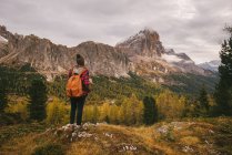 Escursionista godendo paesaggio, Monte Lagazuoi, Alpi dolomitiche, Alto Adige, Italia — Foto stock
