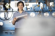Techniker bedient Maschine in Fabrik — Stockfoto