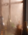 Отражение пустых бутылок вина в зеркале — стоковое фото