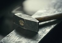 Молоток на железном наковальне — стоковое фото