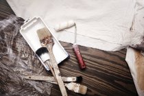 Natura morta di pennelli e rullo di vernice, vista dall'alto — Foto stock