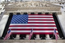 Vista das bandeiras americanas na Bolsa de Valores de Nova Iorque, Nova Iorque, EUA — Fotografia de Stock