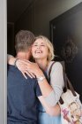 Casal abraçando na porta — Fotografia de Stock
