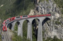 Train on the Landwasser Viaduct, Filisur, Splugen, Canton Graubunden, Switzerland — Stock Photo