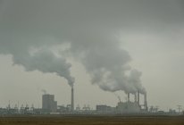 Dos centrales eléctricas de carbón en Maasvlakte, puerto de Rotterdam, Países Bajos - foto de stock