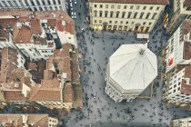 Vista aérea de los turistas y el Baptisterio de San Juan, Florencia, Italia - foto de stock