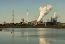 Nuvole di vapore da fonderia d'acciaio, Wijk aan Zee, Olanda Settentrionale, Paesi Bassi — Foto stock