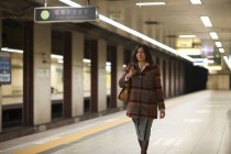 Зрелая женщина на станции метро, Токио, Япония — стоковое фото