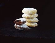 Стопка традиционного итальянского печенья на дереве — стоковое фото