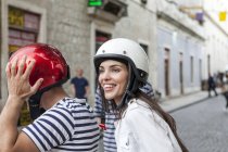Jovem casal equitação ciclomotor através da aldeia, Split, Dalmácia, Croácia — Fotografia de Stock