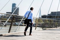 Бізнесмен, несучи скутер, Велика мосту, Лондон, Великобританія — стокове фото