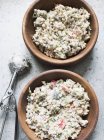 Ciotole di insalata di couscous con cucchiaio sul tavolo — Foto stock