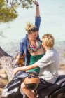 Parejas jóvenes románticas en moto divirtiéndose en la costa, Mallorca, España - foto de stock