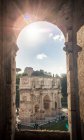 Sonnenbeschienener Blick vom Kolosseum auf den Konstantinbogen, Rom, Italien — Stockfoto