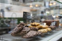 Cafétheke mit gestapelten Keksen und Keksen — Stockfoto