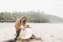 Australischer surfer bereitet surfbrett, bacocho, puerto escondido, mexiko — Stockfoto