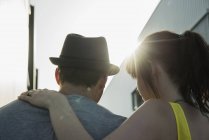 Закрыть вид сзади на молодую пару на улице — стоковое фото